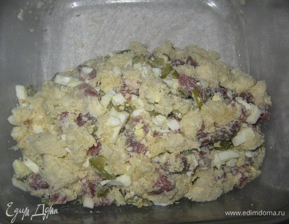 Режим вареные яйца. Растапливаем сливочное масло.
Для начинки перемешиваем яйца, мясо, огурцы, мякиш багета и сливочное масло.