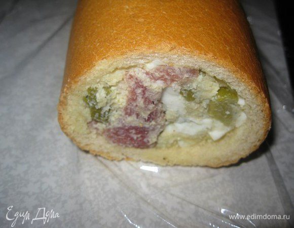 Фаршируем багет начинкой, чайной ложкой. Хорошо вталкиваем. У меня начинки не осталось.