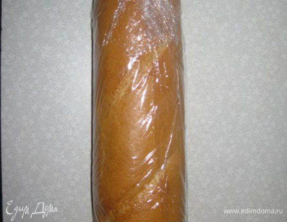 Заворачиваем багет в пленку и кладем в холодильник.  Достаточно 10-15 минут. Масло застынет и нарезанные бутерброды-рулеты будут ровно и красиво нарезаться.