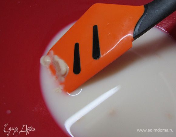 Соединить теплое молоко и теплую воду. Добавить сахар и дрожжи. Хорошо перемешать.