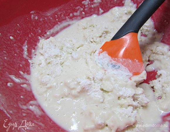 Всыпать 250 грамм муки. Замесить и поставить отдыхать 20-25 минут. Масса начинает пузыриться и увеличиваться в объёме.