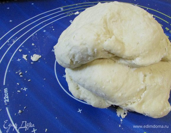 Замесить тесто, когда мука перестанет прилипать к рукам, перенести на рабочую поверхность. Продолжать замешивать, примерно минут 10. Тесто должно стать гладким. (Тесто можно замесить в хлебопечке).