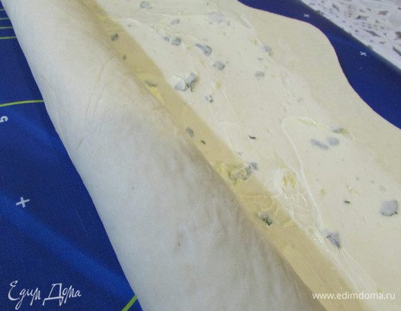 Тесто свернуть в рулет.