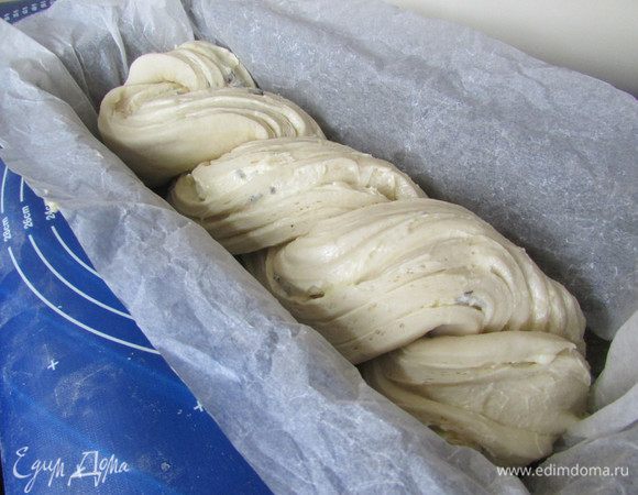 Перенести косу из теста в форму (28-30 см) для кекса, застеленную пергаментом. Дать подойти около 2-х часов. Затем отправить в разогретую духовку (180 градусов). Выпекать 50 минут.