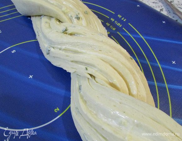 Перекрутить два жгута.