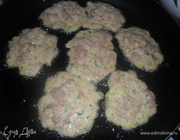 Обжарить с двух сторон на растительном масле, на среднем огне, выкладывая ложкой.