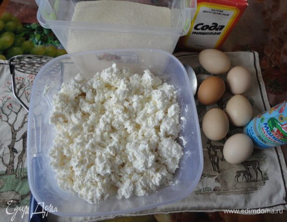 Творог солим и разминаем толкушкой. Добавляем молоко и яйца. Хорошо перемешиваем.