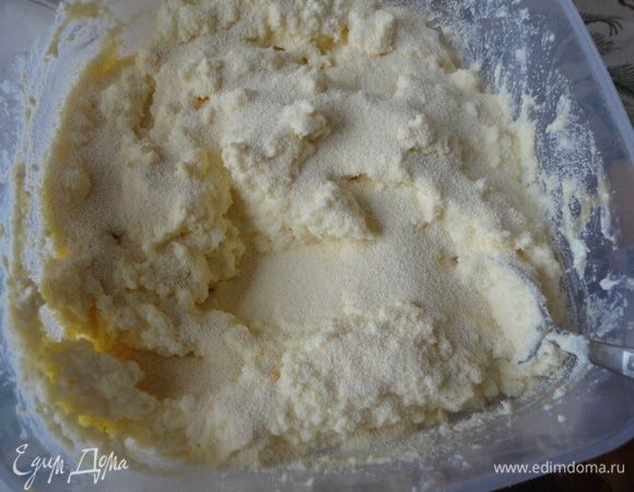 Добавляем манку, перемешиваем и оставляем на 20-30 минут, чтобы манка разбухла.