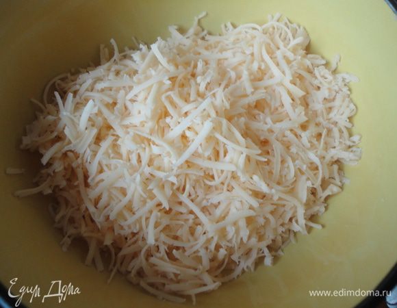Сыр натираем на мелкой терке.