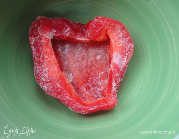 Замороженный перец (у меня половинка, можно больше) заливаем кипятком и снимаем кожицу.