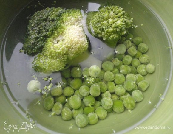 Брокколи и горошек так же заливаем кипятком.