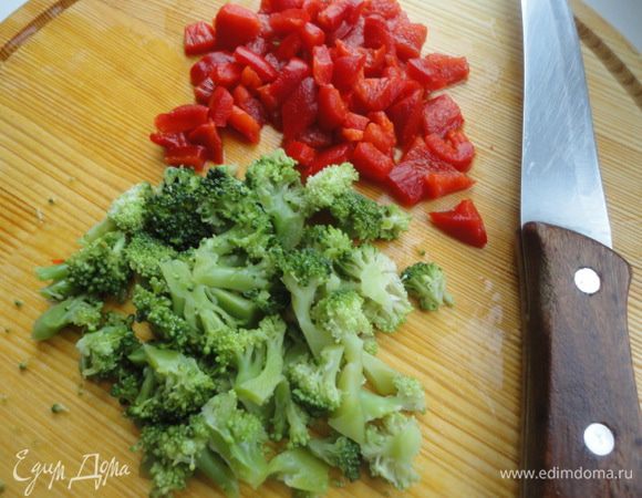 Перец нарезаем кубиком, брокколи так же измельчаем.