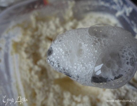 Соду погасить лимонным соком и добавить в творожную массу.