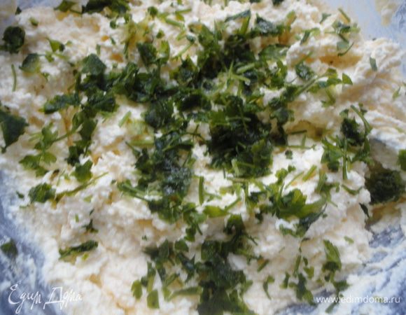 Добавить сыр и рубленную зелень.