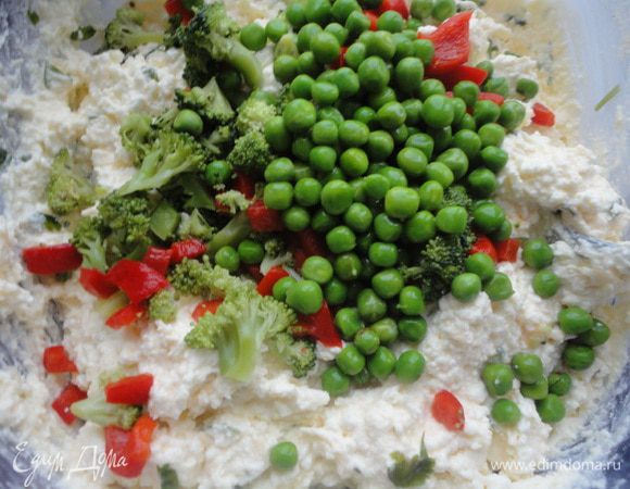 Отправляем овощи и аккуратно вмешиваем в творожную массу.