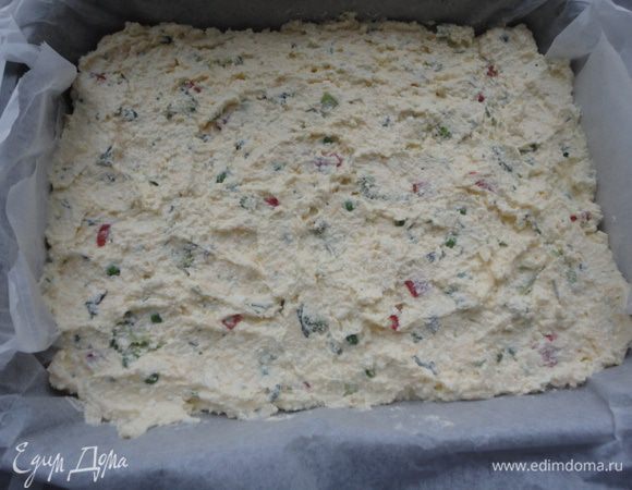 Форму выстилаем пергаментом, выкладываем массу и разравниваем.