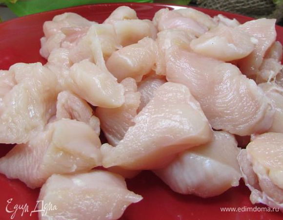 Куриное филе промойте под проточной водой. Хорошо обсушите бумажным полотенцем. Нарежьте небольшими кусочками. 