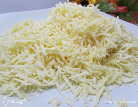 Пармезан натрите на мелкой терке. 
