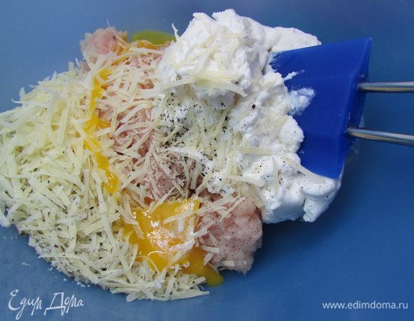 Выложите куриное филе в чашу блендера и измельчите на средней скорости. Фарш переложите в миску, смешайте с рикоттой, пармезаном и желтком. Посолите и поперчите, добавьте мускатный орех. Хорошо вымесите фарш. 