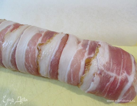 Рулет плотно обверните беконом. Обжарьте рулет в большой сковороде на оливковом масле со всех сторон.