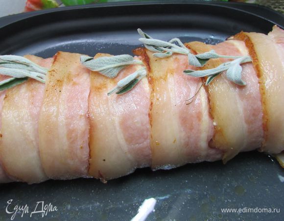 Затем переложите рулет в глубокий противень, сверху выложите листья шалфея, влейте вино. Отправьте рулет в разогретую духовку (180 градусов). Запекайте 40 минут. 