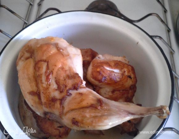 Кролика обжарить до золотистой корочки и сложить в кастрюлю.