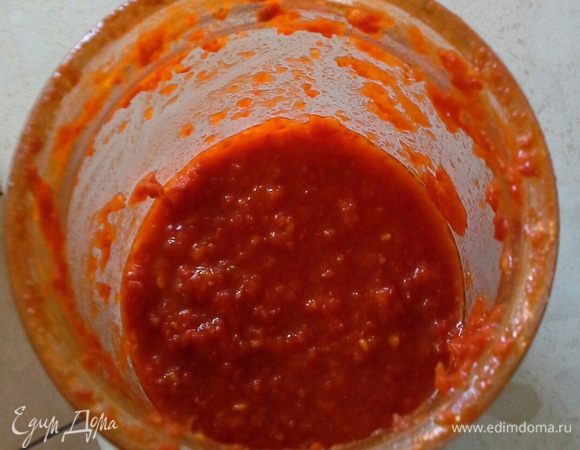 Блендером смешать помидоры, чеснок и перец.