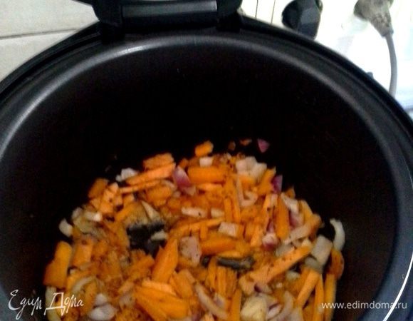 В мультиварке или чугунной жаровне обжарить лук, чеснок, добавить порезанную тыкву и тушить 30 минут. Затем добавить кролика и смесь помидоров и перца, воду и под крышкой тушить еще 30 минут.