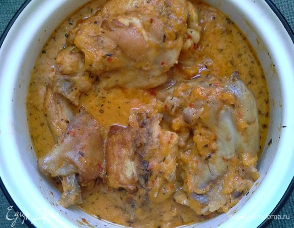 Добавляем сливки, специи (тимьян, базилик, немного розмарина), выдавливает сок четверти лимона и зубчик чеснока. Через 15 минут блюдо готово.