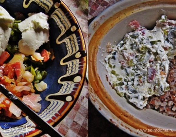 Форму для запекания смажьте маслом. Гречневую кашу смешайте с яйцом. Выложите половину гречневой каши в форму. Огурчики мелко нарубите, слейте лишнюю жидкость. Крем-сыр смешайте с яичным желтком, огурцами и беконом, и выложите сверху. ОСТАВЬТЕ НЕМНОГО ЖЕЛТКА.