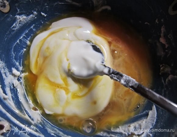 Добавьте слой оставшейся каши. Сметану смешайте с оставшимся желтком и залейте сверху этой смесью.