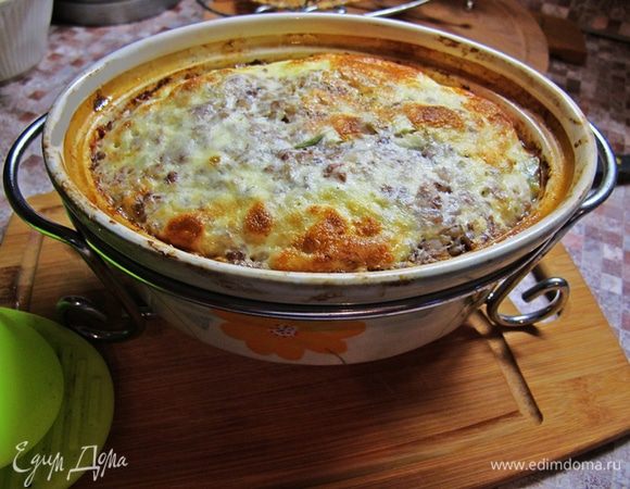 Выпекайте при температуре 180 градусов 20 минут. Готовую запеканку посыпьте зеленью, при желании.