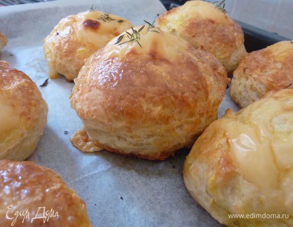 Очень рекомендую - Английские сырные сконы (Scone) от Svetlana Gorelova http://www.edimdoma.ru/retsepty/67188-angliyskie-syrnye-skony-scone

Очень вкусные и ароматные сконы. 