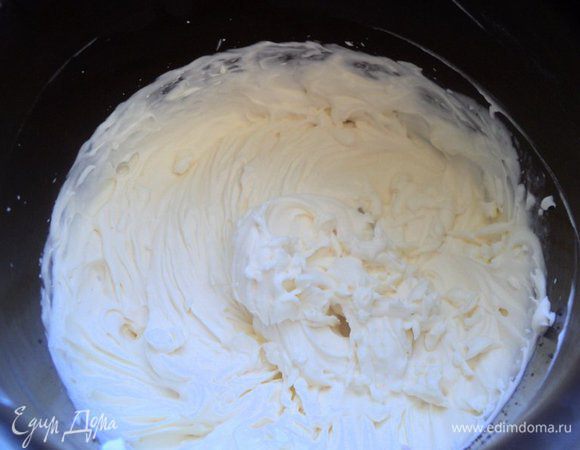 Охлажденные сливки взбить с 1/3 стакана сахара и загустителем до устойчивых пиков.