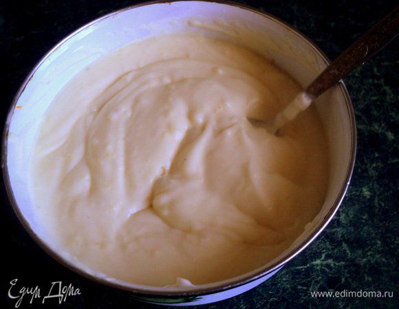 3 ст.ложки взбитых сливок вмешать в апельсиново-пудинговую массу, затем соединить с остальными сливками. Крем готов, можно его поставить в холодильник, пока выпекается бисквит.