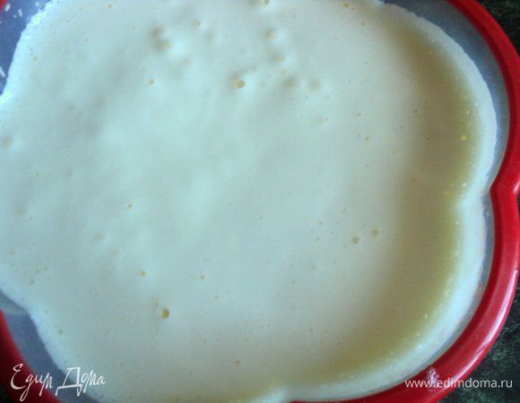 Для бисквита: к яйцам добавить сахар и взбивать миксером 6-7 минут, постепенно увеличивая обороты. Что бы масса лучше взбивалась, установить миску с яйцами над кастрюлей с горячей водой так, чтобы дно не касалось воды. В конце взбивания тонкой струйкой добавить растительное масло.