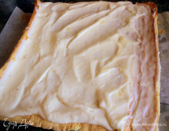 Развернуть охлажденный рулет и смазать апельсиновым кремом. Снова свернуть рулетом и поставить в холодильник на 2 часа.