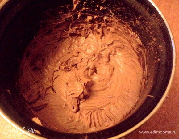 К размягченному сливочному маслу добавить Нутеллу, коньяк  и взбить миксером.