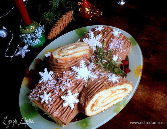 Украшаем рулет по своему желанию и фантазии. Я украсила снегом из кокосовой стружки, снежинками  из мастики, веточками розмарина, ягодами калины и шиповника. 