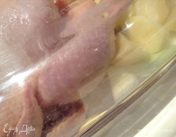 Накрыть крышкой и выпекать 1 ч. 30 мин. при 200*С. Открыть крышку и запекать еще 30 минут (поливая курицу жидкостью, которая образуется на дне формы).