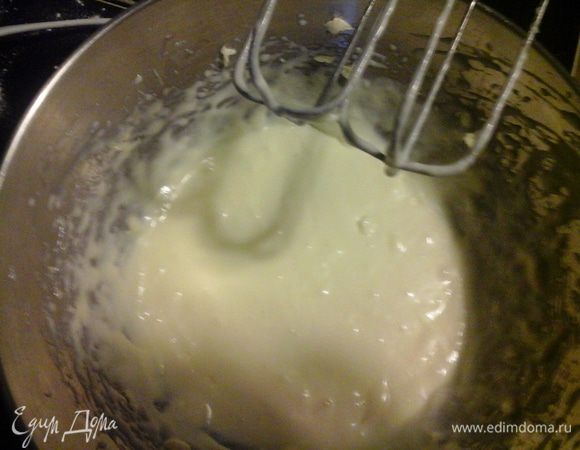 Взбить яичные белки понемногу добавляя сахар. В отдельном реципиенте взбить желтки. 