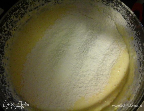 Добавить к белкам и аккуратно перемешать. Туда же просеять муку и крахмал, осторожно перемешать.