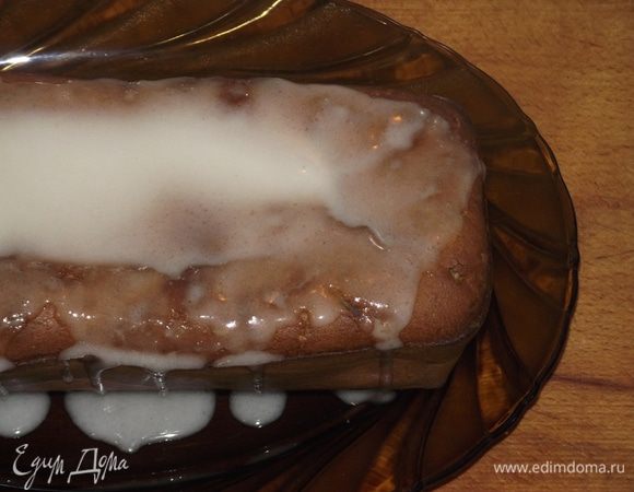 Выпекать кекс около 1 часа. Готовность проверяем деревянной палочкой. Оставьте в форме на 10 минут, затем переверните на решетку до полного остывания. Для лимонной глазури просейте в пиалу сахарную пудру, влейте лимонный сок и размешайте до однородной массы. Полейте глазурью имбирный кекс.