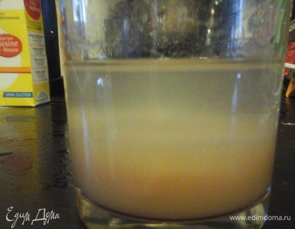 Залить агар-агар водой и оставить на 10-15 минут.