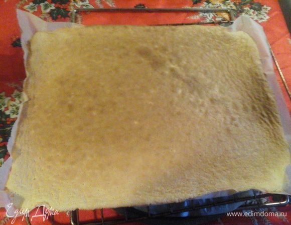 Отправить в заранее разогретую духовку до 200 градусов на 10-15 мин (смотрите по вашей духовке). После вынуть, остудить и аккуратно отделить от пекарской бумаги.