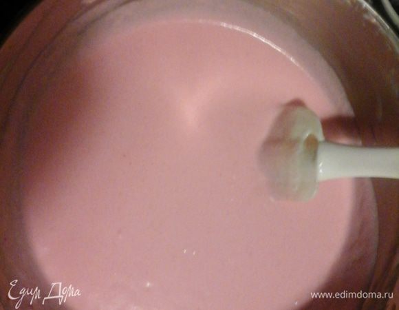 Принимаемся за крем. Сметану взбить с сахаром и аккуратно добавить  черничное варенье 2 ст.л.  Вылить в кастрюлю агар-агар, поставить на огонь, но не доводить до кипения на 110 градусах. Снять с огня и потихоньку вливать в крем, помешивая.