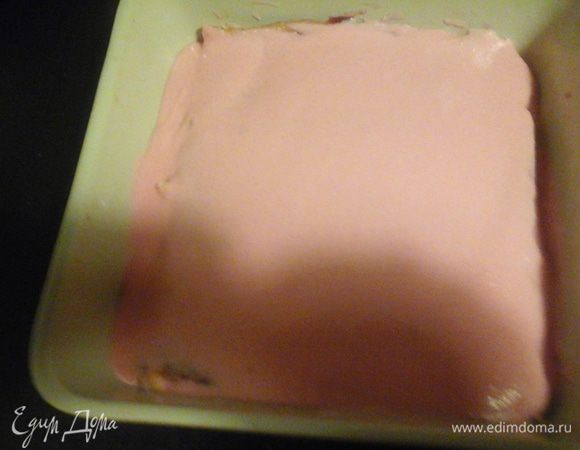 Наш корж разрезать на пополам, положить одну половину в форму, смазать 2 ст.л. варенья, выложить половину крема. Накрыть второй половиной коржа, так же смазать оставшимся вареньем и выложить оставшийся крем. Убрать в холодильник (минимум на 3 часа) я оставляю на ночь.