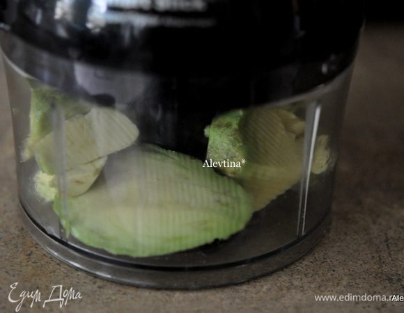 Очистить авокадо от кожуры и ядра. Мякоть выложить в кухонный процессор, добавить дольку чеснока.