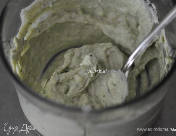 Взбить до однородной массы авокадо с чесноком, посолить и поперчить, добавить сок лайма, греческий йогурт, перемешать.