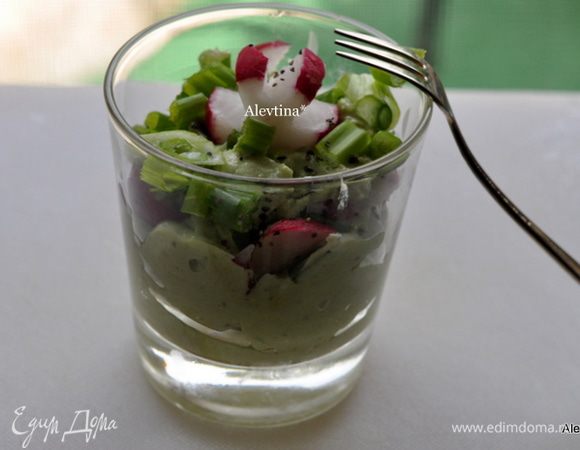 Выложить в стеклянную емкость смесь авокадо, добавить редис дольками или кружками, сверху украсить зеленым луком мелко порезанным и редиской в виде цветка. Приятного аппетита.